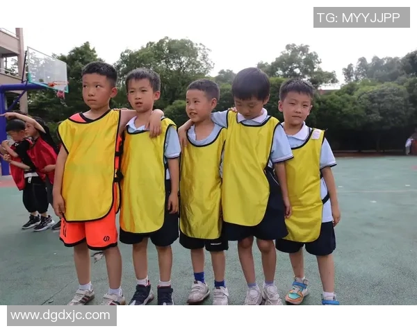 小孩在篮球场上尽情挥洒汗水与音乐的完美结合